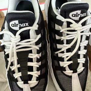 Barely worn Nike Airmax 95